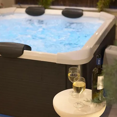 Aiora Urban Oasis - Sky Terrace, Jacuzzi & Bbq Appartement